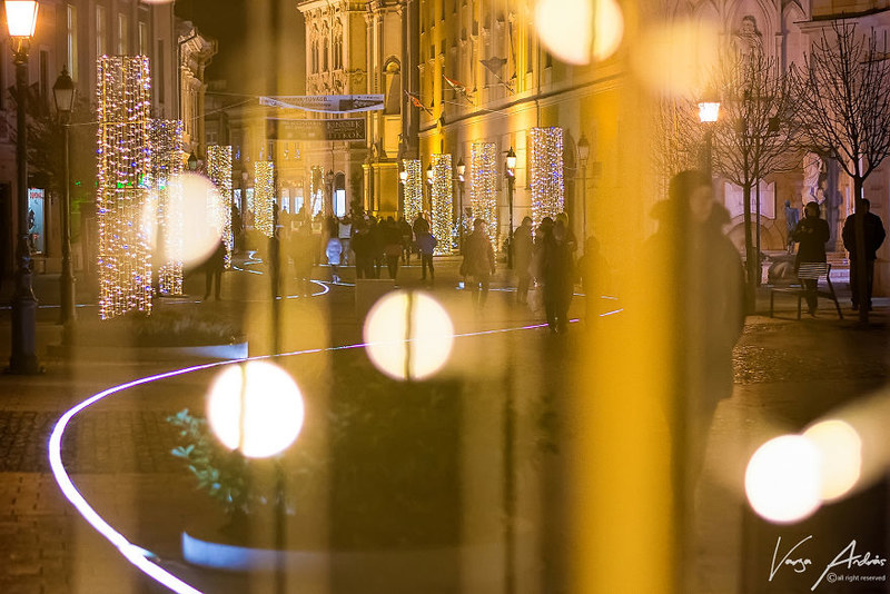 匈牙利小城的圣诞夜色 缤纷灯光点缀温馨之夜