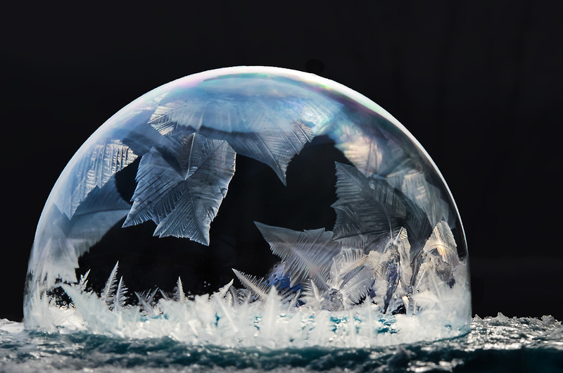 将冬天冰封于晶莹气泡 缤纷浪漫的惊人之美