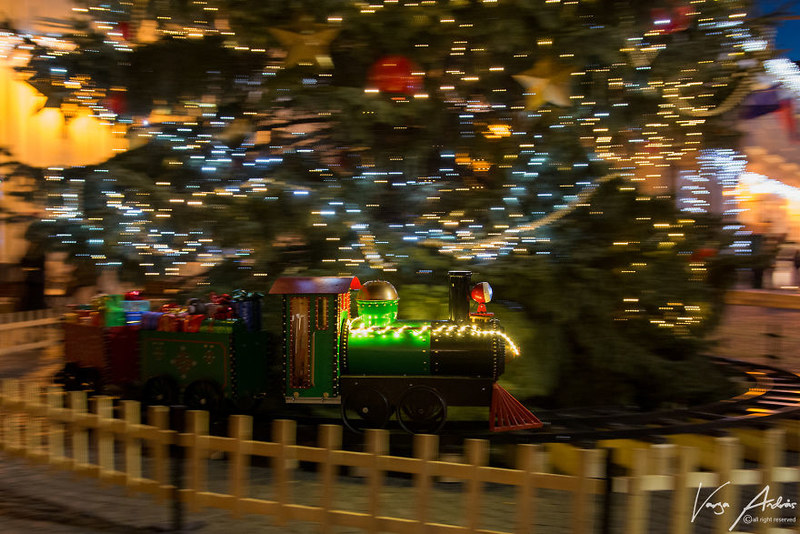 匈牙利小城的圣诞夜色 缤纷灯光点缀温馨之夜