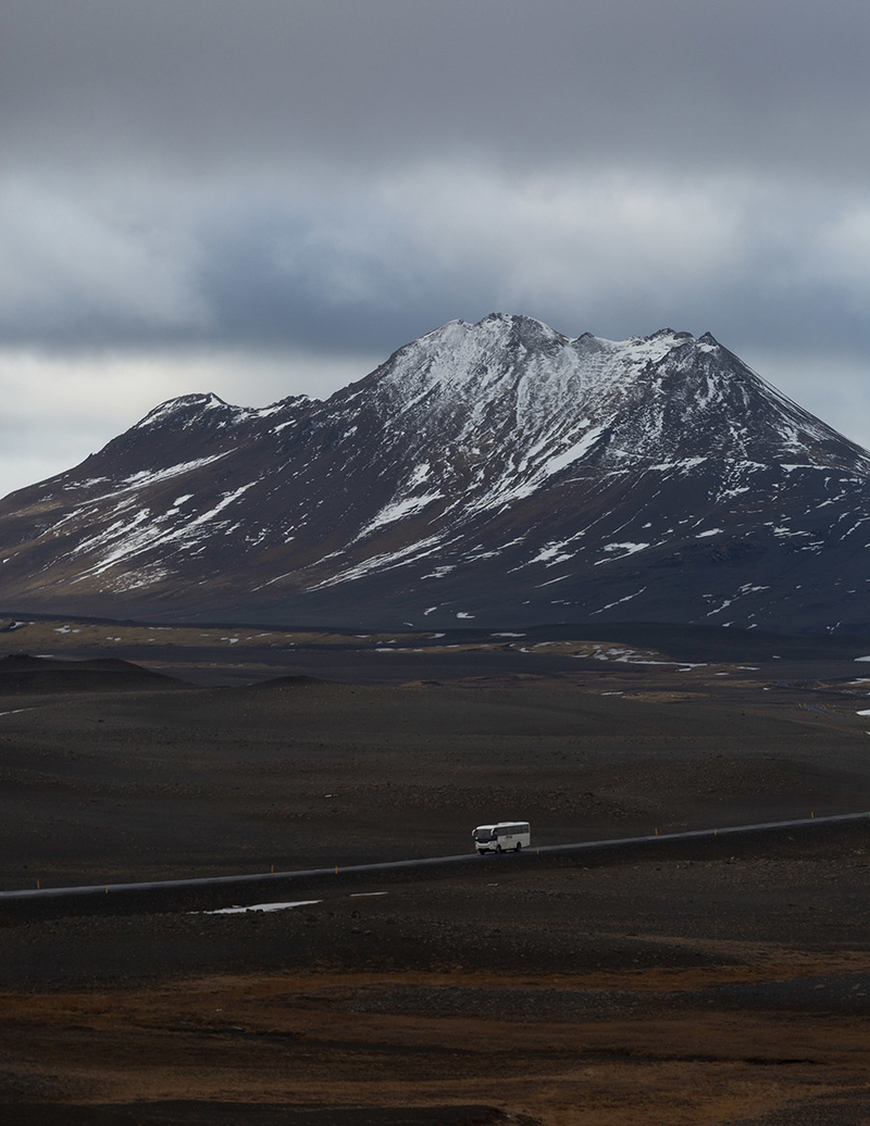 在冰天雪地中深呼吸 冬日阴郁的冰岛空境