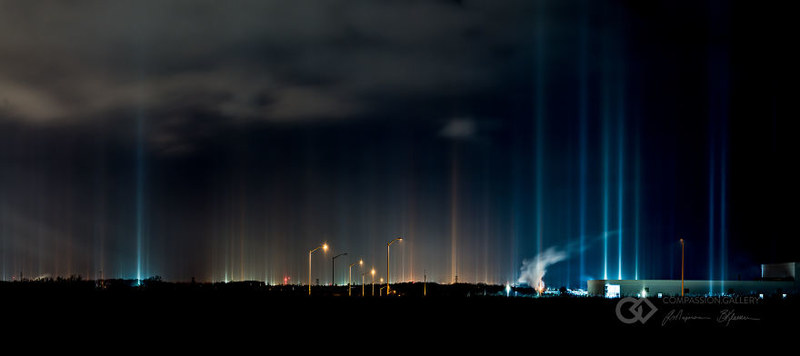 如外星入侵般的科幻场景 夜幕中绚烂的灯柱