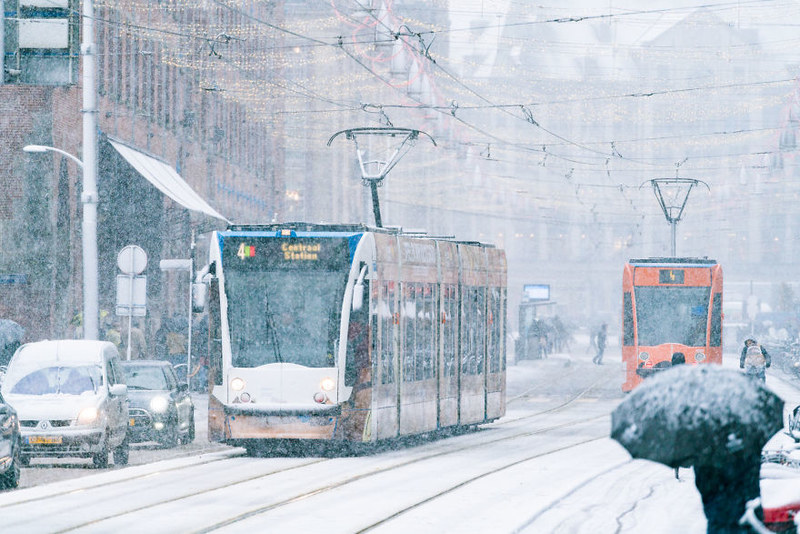 渲染浓厚的冬日气氛 大雪纷飞的阿姆斯特丹