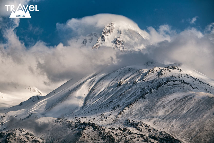 云雾中窥见远方的高峰 格鲁吉亚卡兹别吉雪山