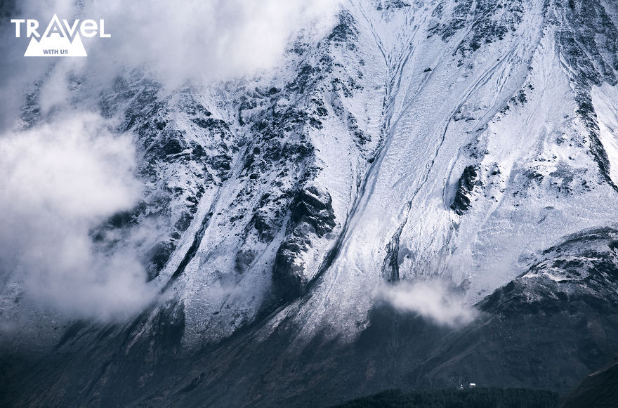 云雾中窥见远方的高峰 格鲁吉亚卡兹别吉雪山