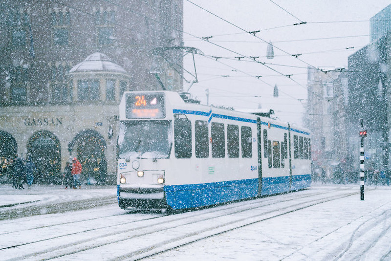 渲染浓厚的冬日气氛 大雪纷飞的阿姆斯特丹