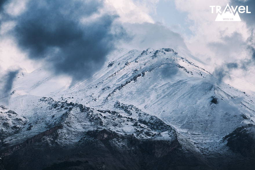 云雾中窥见远方的高峰 格鲁吉亚卡兹别吉雪山