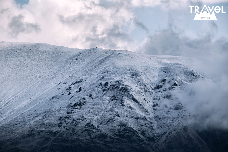 云雾中窥见远方的高峰 格鲁吉亚卡兹别吉雪山