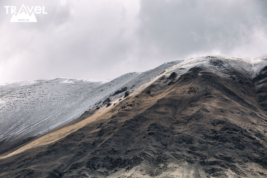 云雾中窥见远方的高峰 格鲁吉亚卡兹别吉雪山