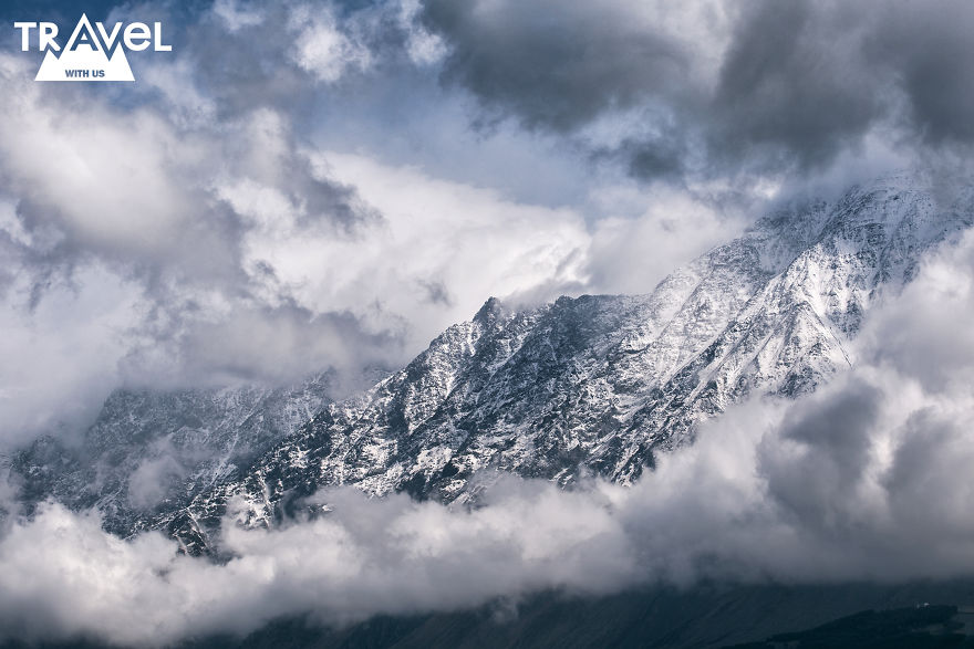 云雾中窥见远方的高峰 格鲁吉亚卡兹别吉雪山