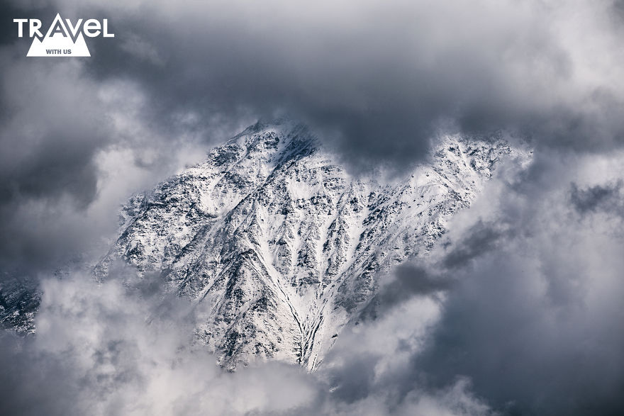 云雾中窥见远方的高峰 格鲁吉亚卡兹别吉雪山