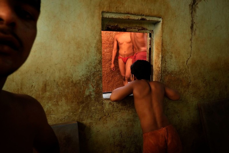 泥泞与健美亲密接触 浓郁色彩展示印度传统摔跤