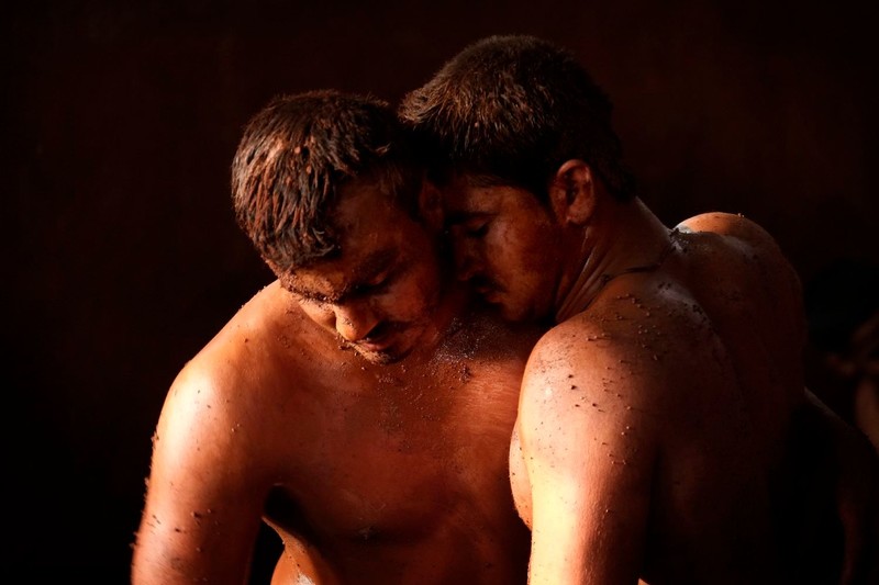 泥泞与健美亲密接触 浓郁色彩展示印度传统摔跤