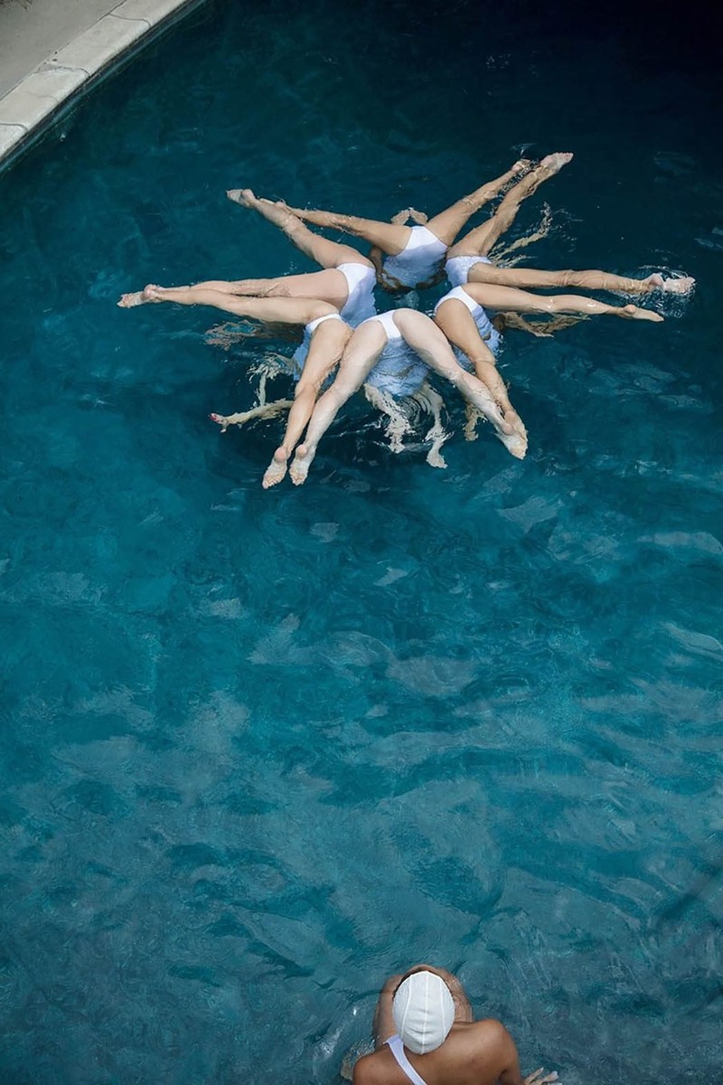 白色泳装碰撞淡蓝水面 纵身跃入清凉水中