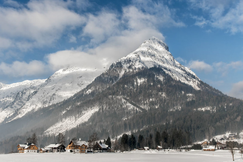 阿尔卑斯脚下的仙境 奥地利群山之间的童话小镇