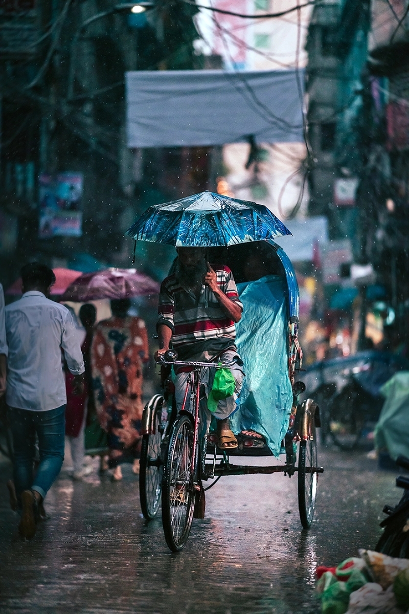 深邃的初夜雨后 迷人虚化的街头肖像