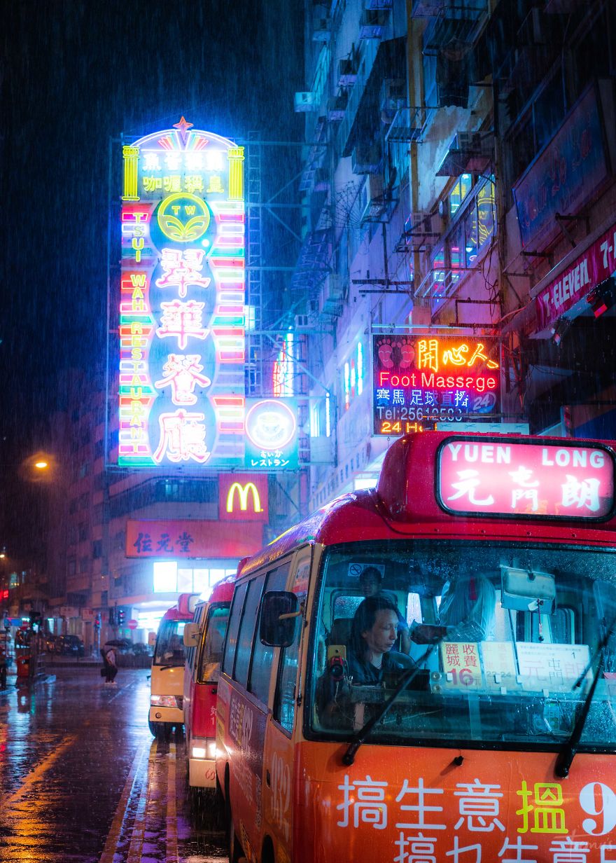 雨中香港的迷茫夜色 梦幻色彩的科幻之城