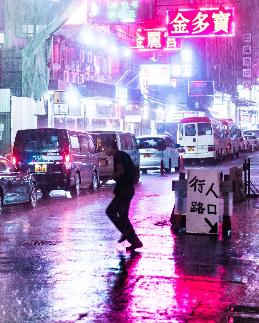 雨中香港的迷茫夜色 梦幻色彩的科幻之城