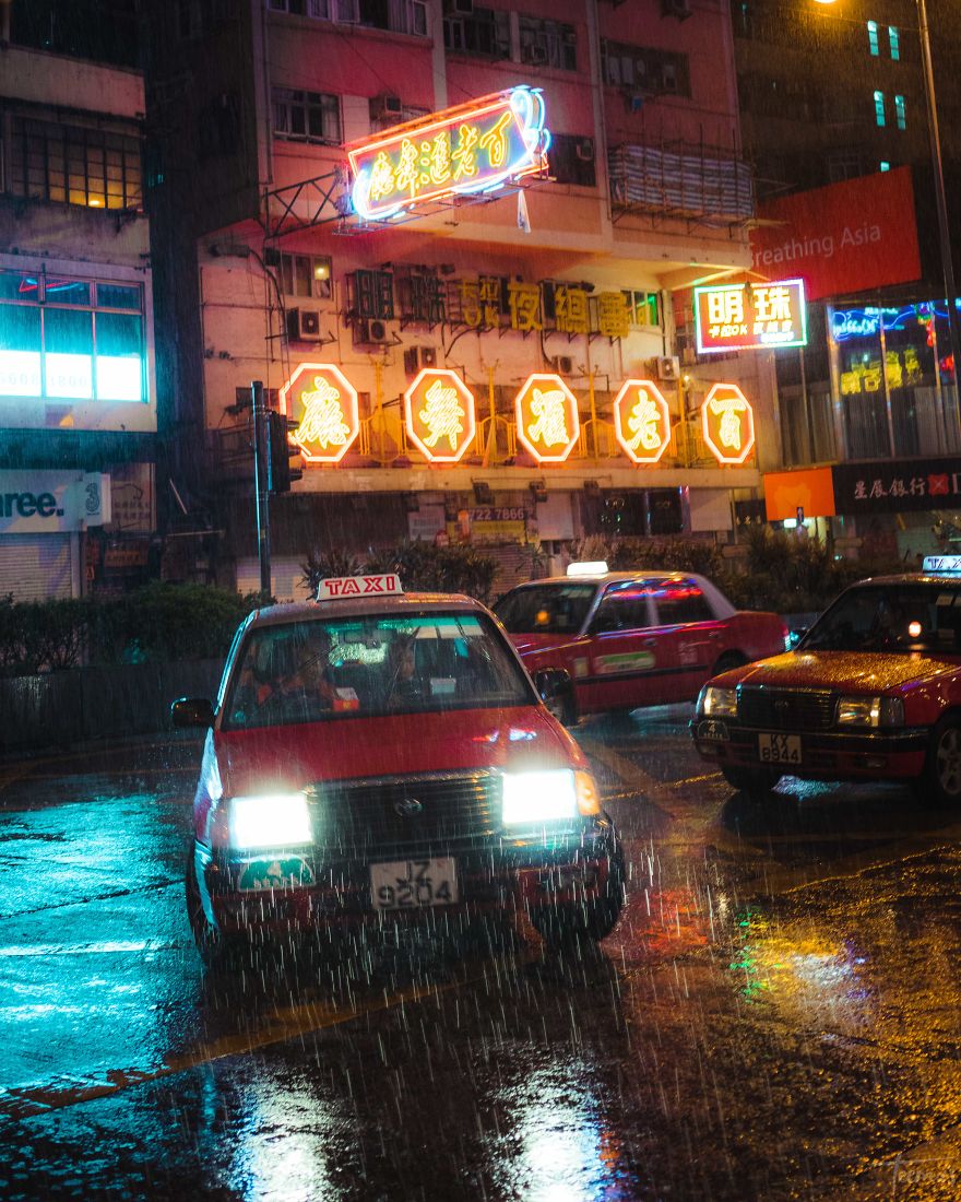 雨中香港的迷茫夜色 梦幻色彩的科幻之城