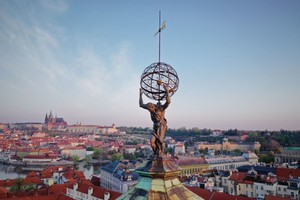 屋顶上的布拉格 疫情空城的古典都市