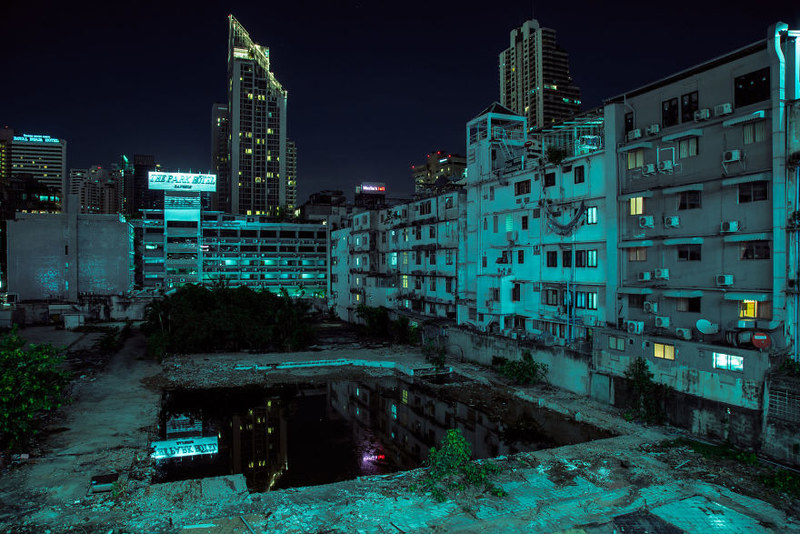 空寂无人的曼谷街头 冷色调的霓虹夜晚