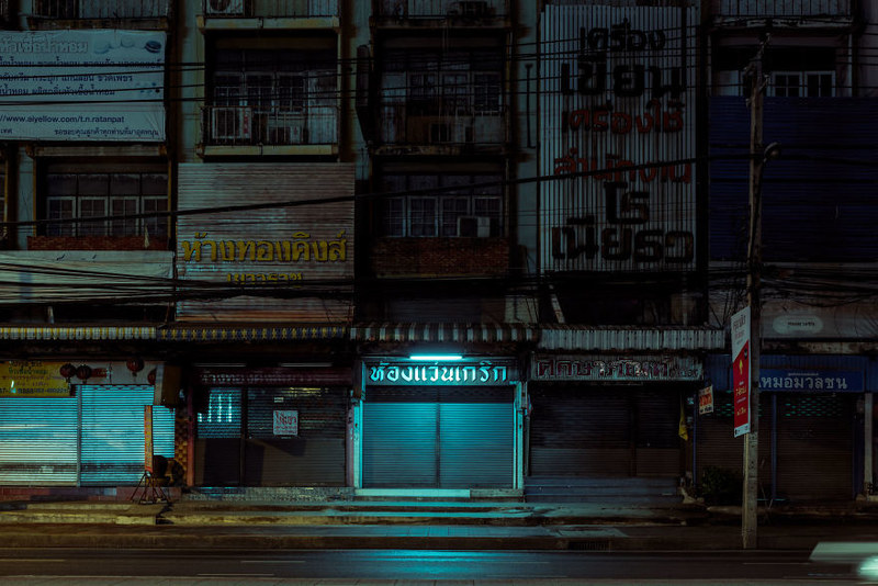 空寂无人的曼谷街头 冷色调的霓虹夜晚