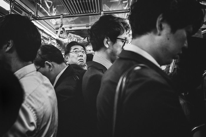 疲惫的通勤时间 日本地铁里的百态众生