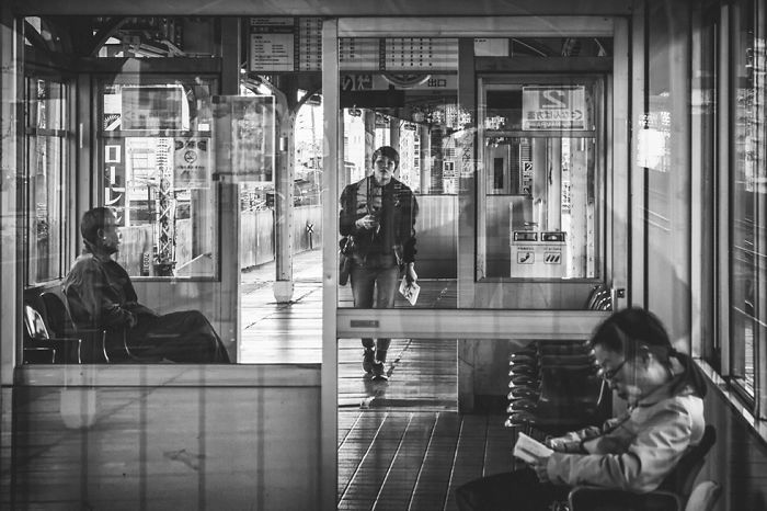 疲惫的通勤时间 日本地铁里的百态众生