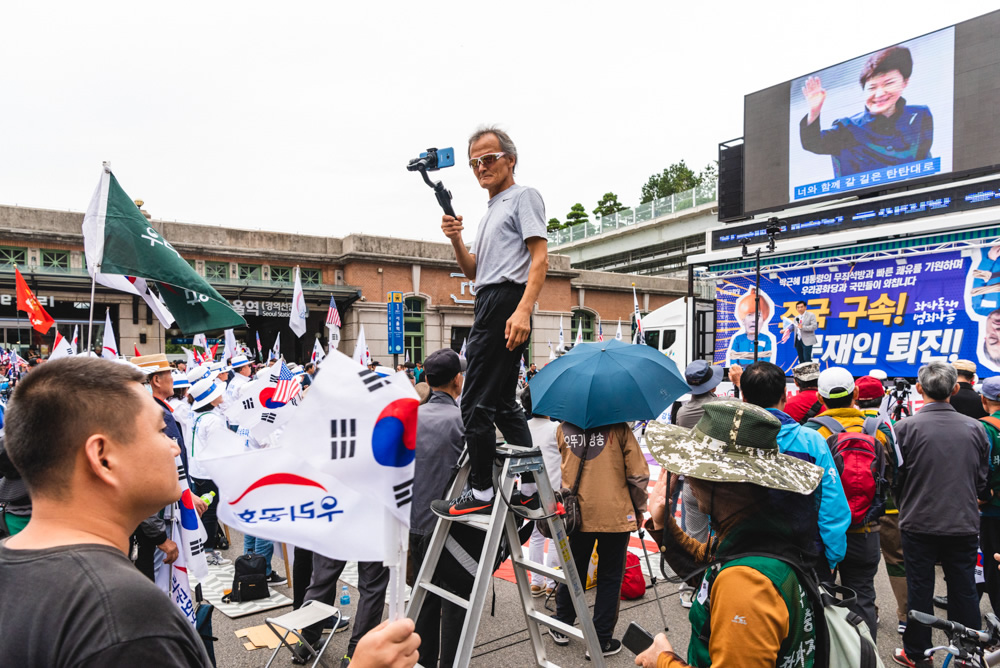 凝固时光的视觉 色彩碰撞下的韩国街头