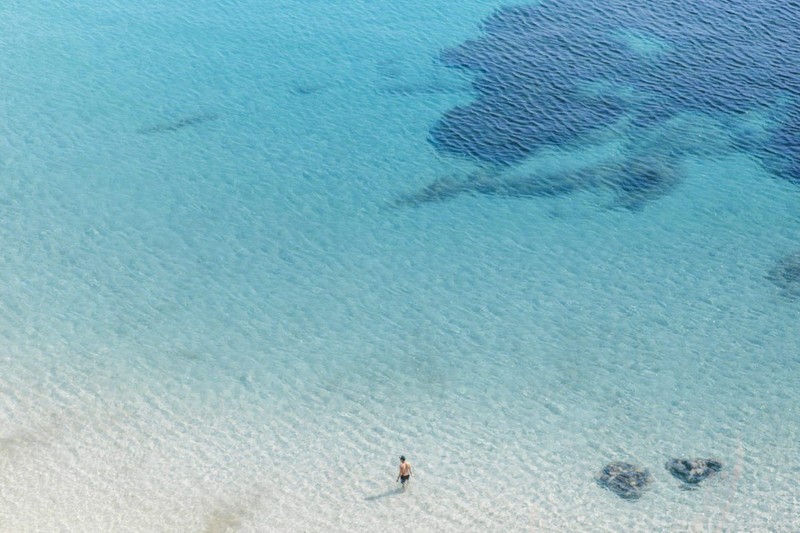 地中海的湛蓝海水 蜂拥而至的清凉圣地