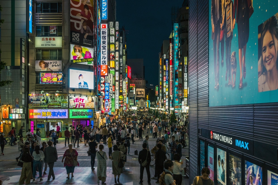 新宿街头的华丽之夜 灯红酒绿的超级都市