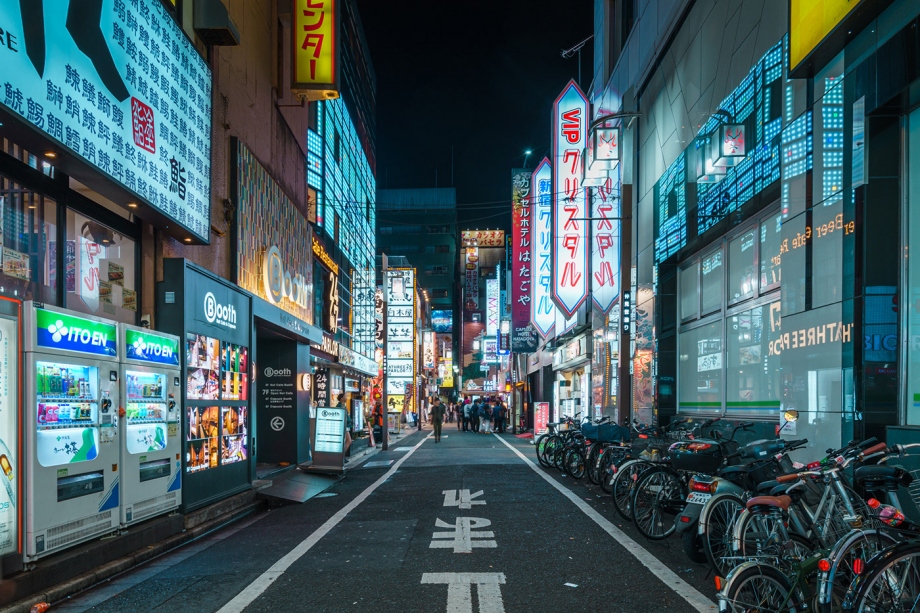 新宿街头的华丽之夜 灯红酒绿的超级都市