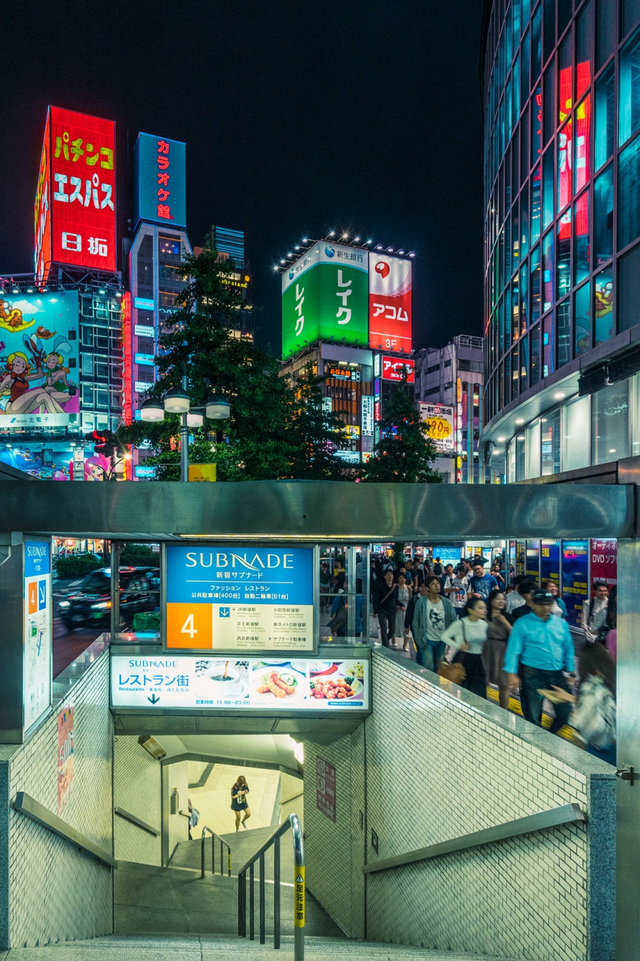 新宿街头的华丽之夜 灯红酒绿的超级都市