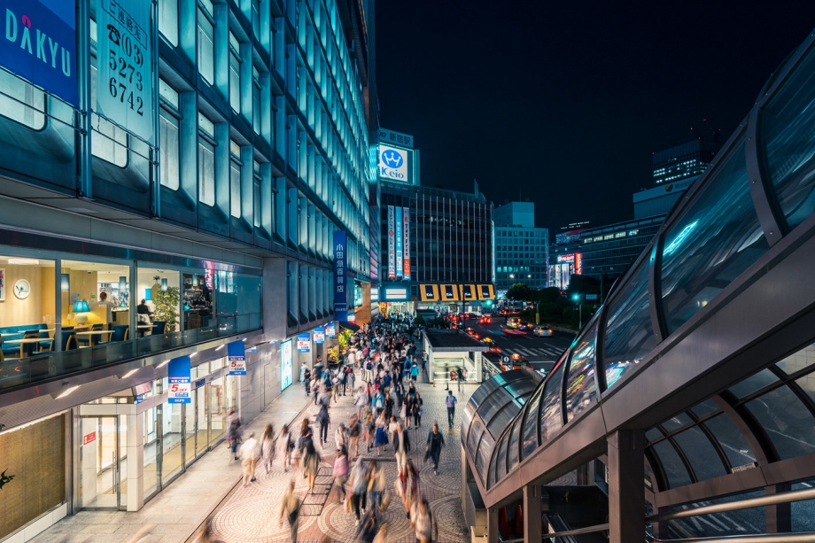 新宿街头的华丽之夜 灯红酒绿的超级都市