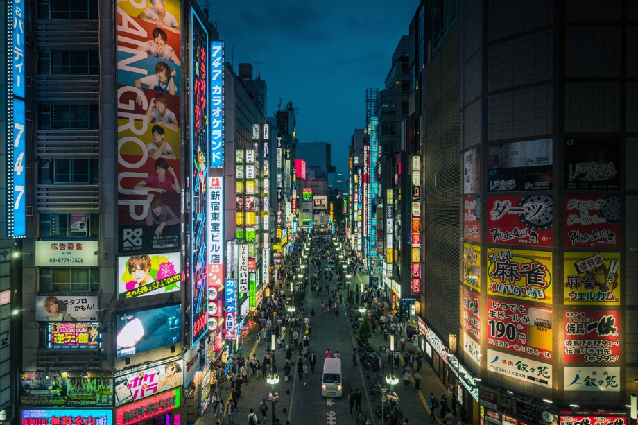 新宿街头的华丽之夜 灯红酒绿的超级都市