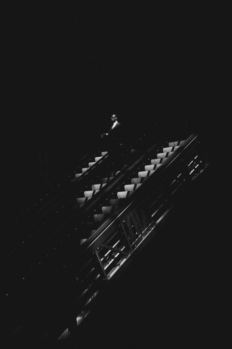 独到的黑白城市表达 光影捕捉孤独身影