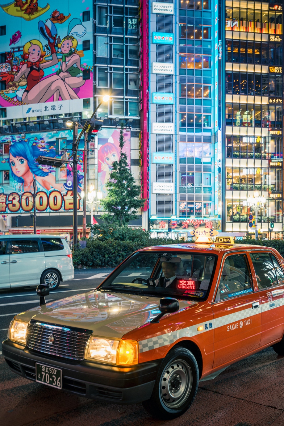 新宿街头的华丽之夜 灯红酒绿的超级都市