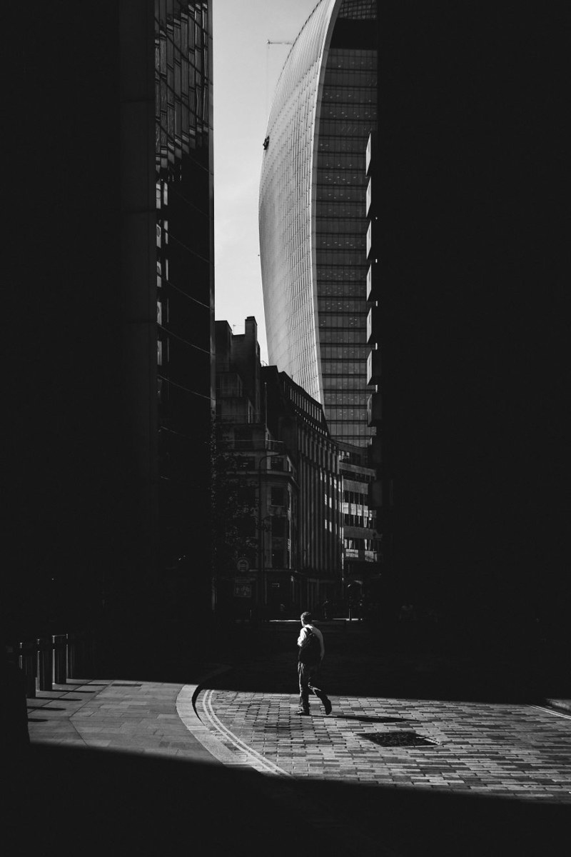 独到的黑白城市表达 光影捕捉孤独身影