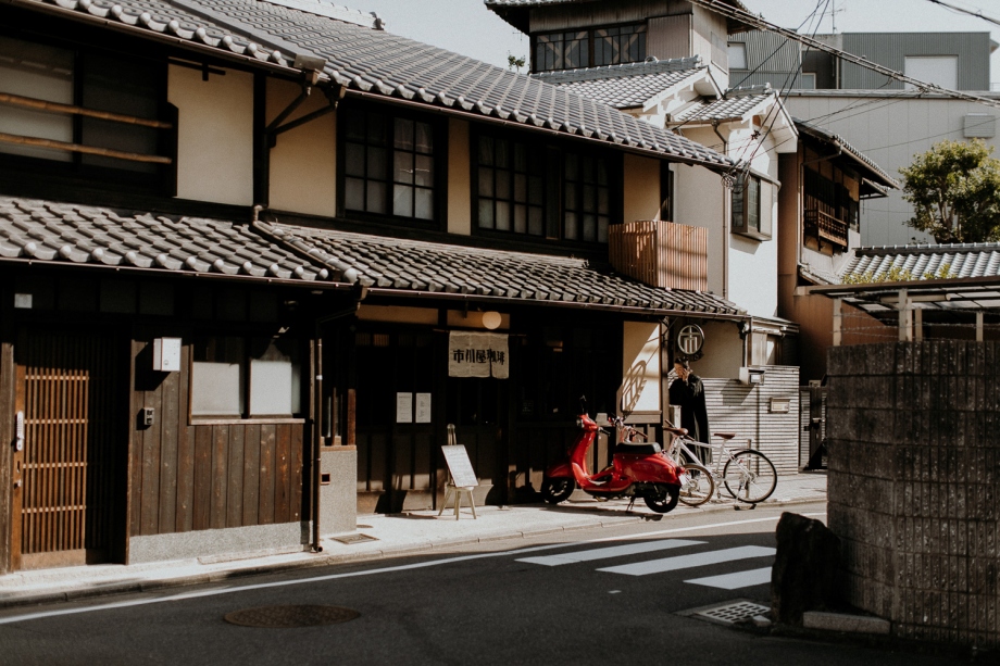 柔和的橘色影调 电影般的日本京都街头