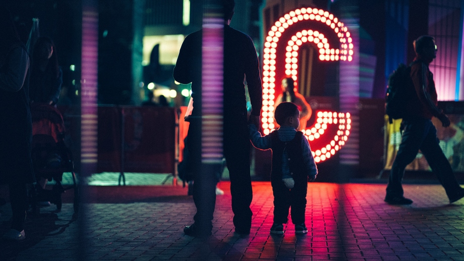 平静的香港街景 霓虹闪烁的香港街头