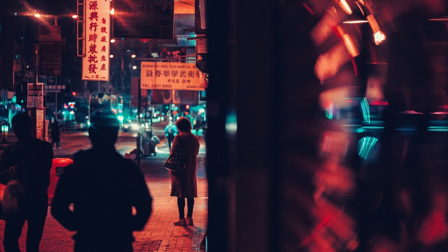 平静的香港街景 霓虹闪烁的香港街头