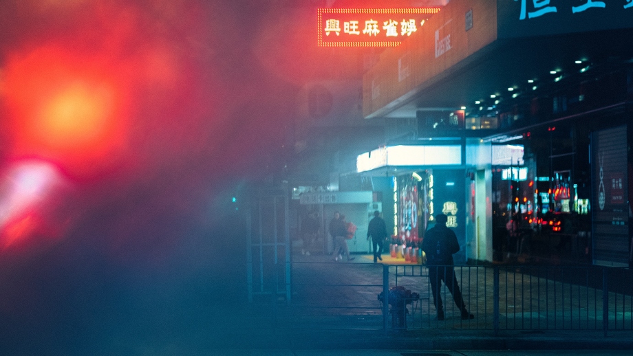 平静的香港街景 霓虹闪烁的香港街头