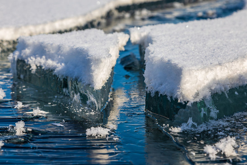 聆听冰之物语 西伯利亚冰封的湖泊之美