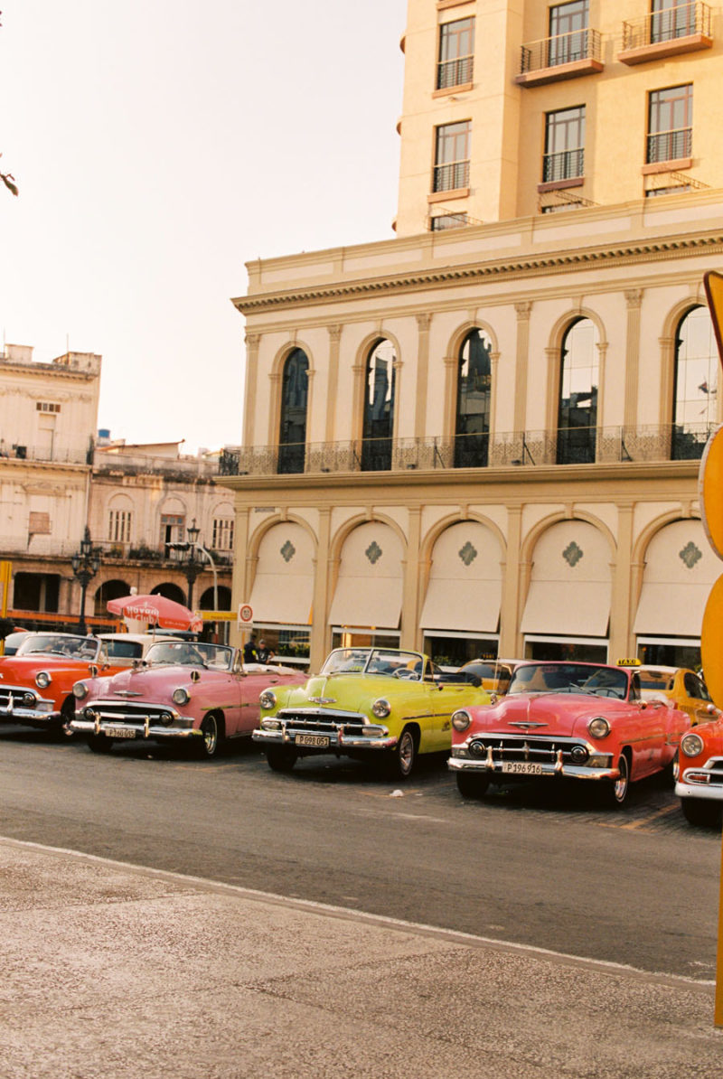 令人心动的怀旧色彩 性感身姿畅游古巴街头