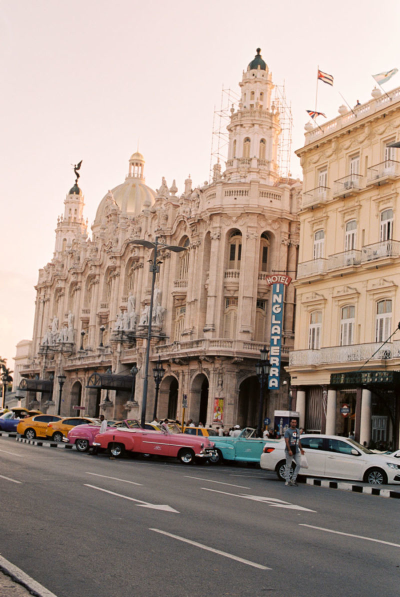 令人心动的怀旧色彩 性感身姿畅游古巴街头