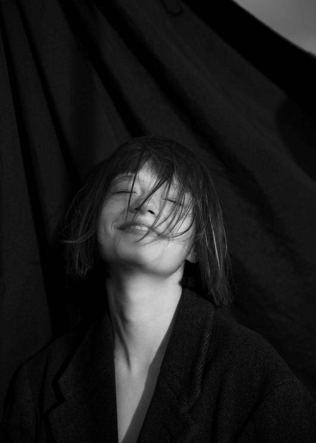 高冷模特描绘性冷淡大片 在巴塞罗那屋顶轻舞