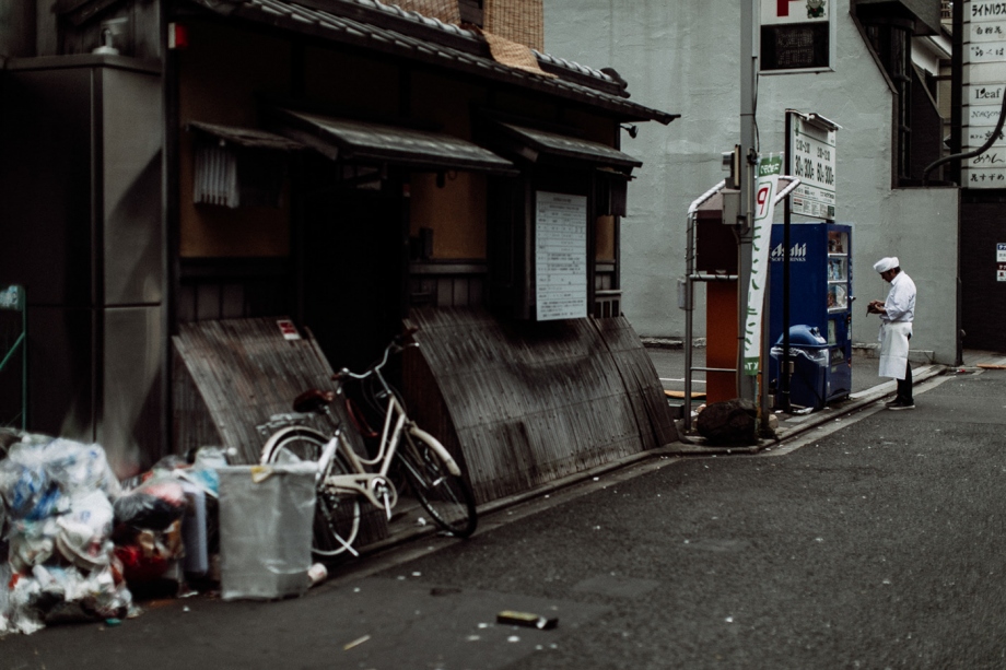 踏入宁静日本街巷 记录柔和飘逸的温润色彩