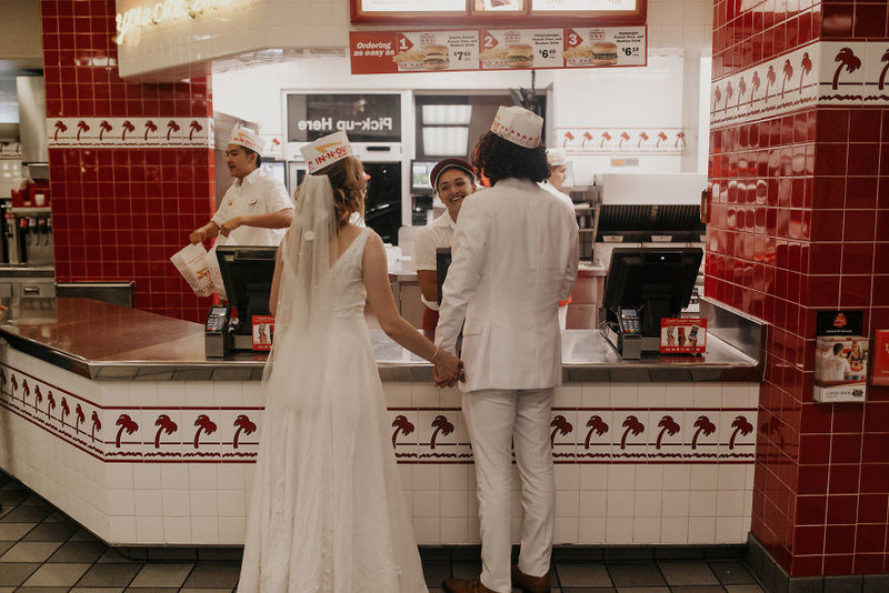 你想过在汉堡快餐厅办婚礼吗？还是老外会玩