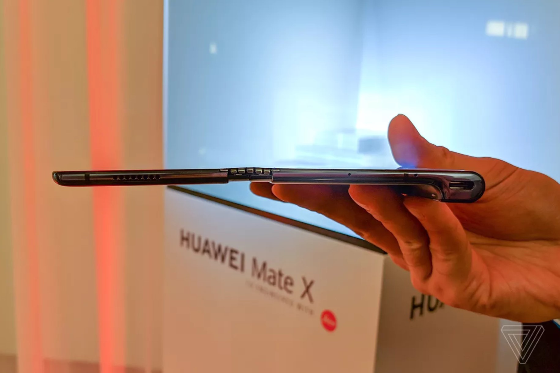 华为可折叠屏手机Mate X发布 售价2299欧元