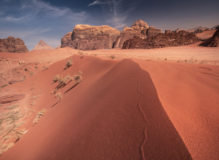 宛若火星表面 约旦荒芜沙漠中的神秘探险