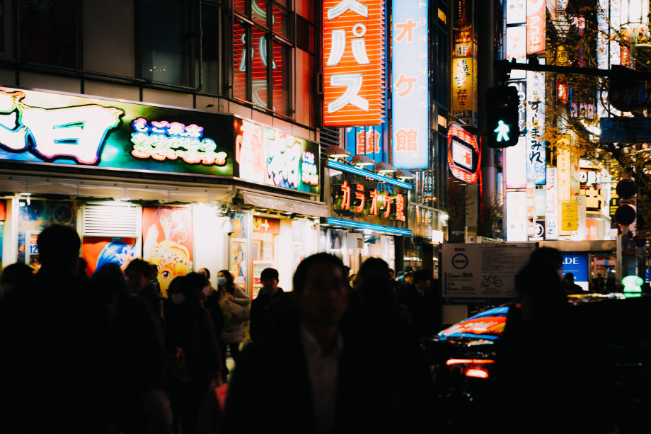 繁忙中的宁静街头 错综光影的日本街头